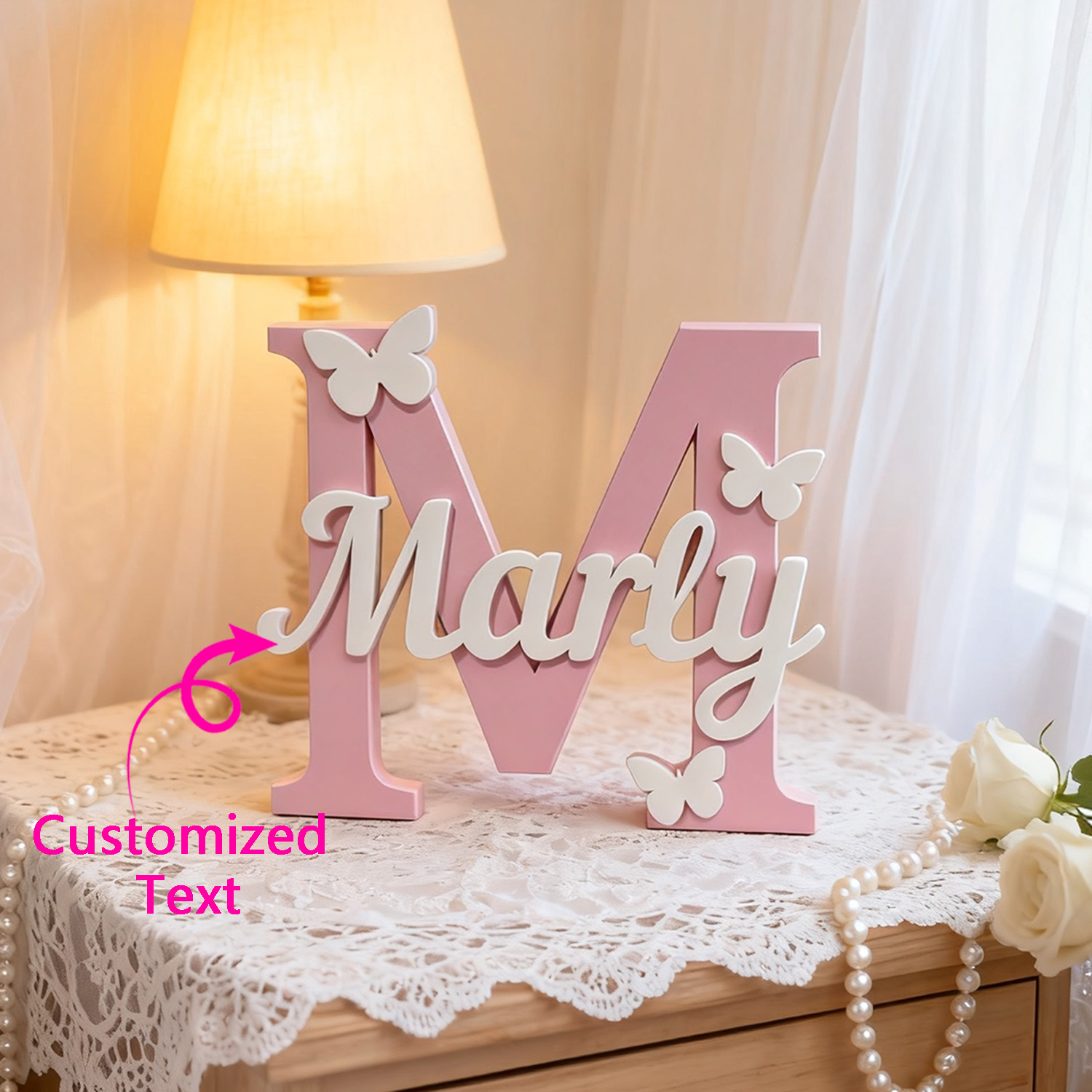 Home Decor Names - ป้ายชื่อไม้ตัวอักษรเริ่มต้นแบบกำหนดเอง 1 ชิ้น พร้อมลายผีเสื้อ ตกแต่งด้วยตัวอักษรแบบเขียนด้วยลายมือ สำหรับตั้งโต๊ะ